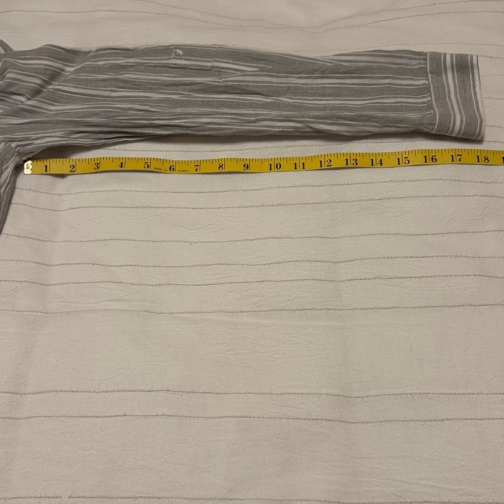 Kut from the Kloth Jasmine Roll Up Sleeve Blouse - Picture 8 of 9